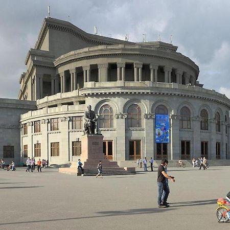 Апартаменты мансардные в центре Еревана Экстерьер фото